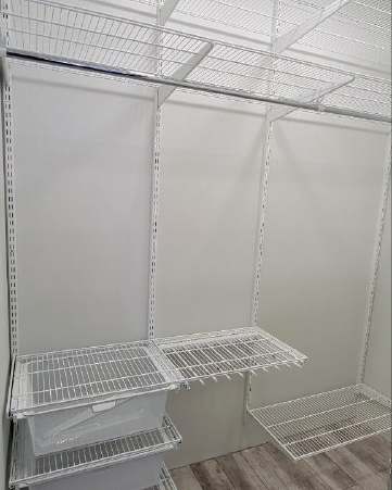 Белая П-образная гардеробная с выдвижными корзинами, ~1,1×2,2 м, фото 1