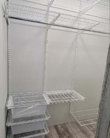 Белая П-образная гардеробная с выдвижными корзинами, ~1,1×2,2 м, фото 2