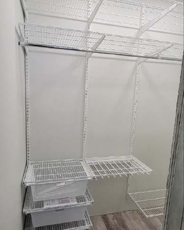 Белая П-образная гардеробная с выдвижными корзинами, ~1,1×2,2 м, фото 3