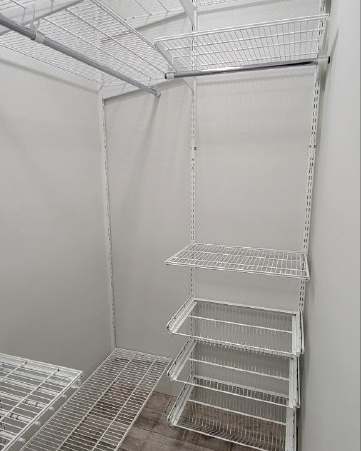 Белая П-образная гардеробная с выдвижными корзинами, ~1,1×2,2 м, фото 4