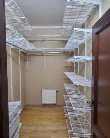 Белая П-образная гардеробная с выдвижными корзинами, фото 1