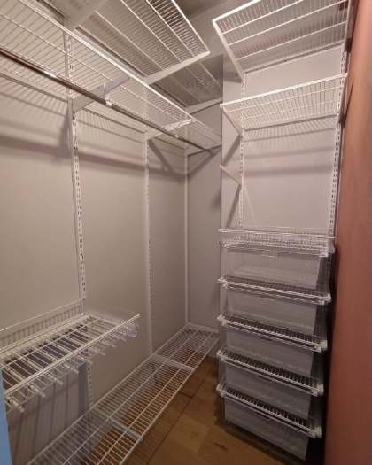 Белая П-образная гардеробная с выдвижными корзинами, ~1,6×2 м, фото 1