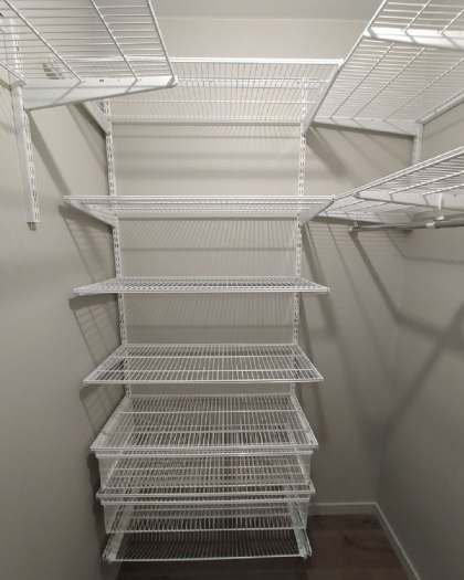 Белая П-образная гардеробная с выдвижными корзинами, ~1,1×2,1 м, фото 4