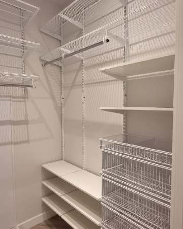 Белая П-образная гардеробная с выдвижными корзинами, ~1,8×2,5 м, фото 3