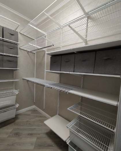 Белая П-образная гардеробная с выдвижными корзинами, ~1,9×2,5 м, фото 1