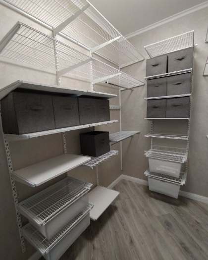 Белая П-образная гардеробная с выдвижными корзинами, ~1,9×2,5 м, фото 2