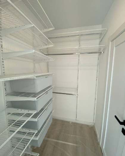 Белая П-образная гардеробная с выдвижными корзинами, ~1,5×2,1 м, фото 2