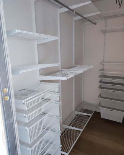 Белая П-образная гардеробная с выдвижными корзинами, ~1,8×2,7 м, фото 1