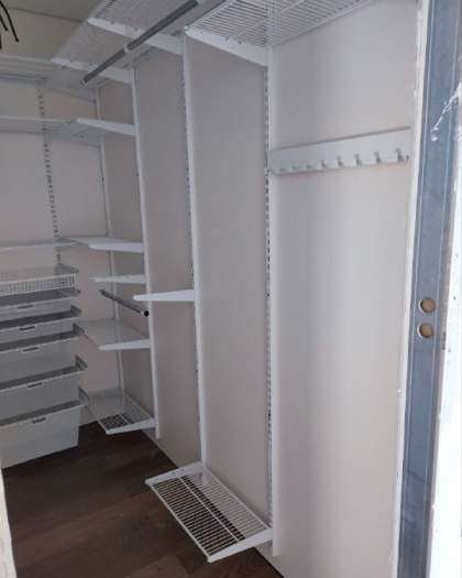 Белая П-образная гардеробная с выдвижными корзинами, ~1,8×2,7 м, фото 3