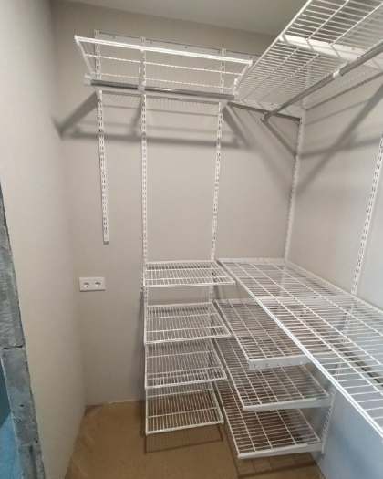 Белая П-образная гардеробная с выдвижными корзинами, ~2,4×2 м, фото 3