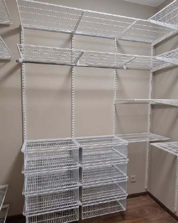Белая П-образная гардеробная с выдвижными корзинами, ~2,7×1,8 м, фото 1