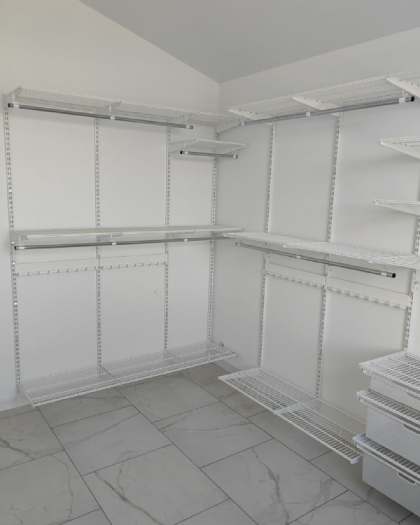 Белая П-образная гардеробная с выдвижными корзинами, ~3×2,5 м, фото 1