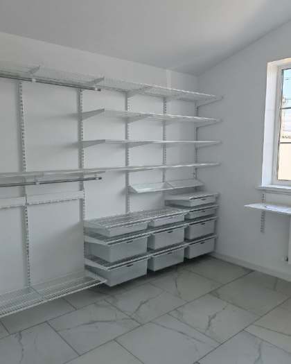 Белая П-образная гардеробная с выдвижными корзинами, ~3×2,5 м, фото 3