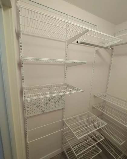 Белая П-образная гардеробная с выдвижными корзинами, ~1,7×2 м, фото 1