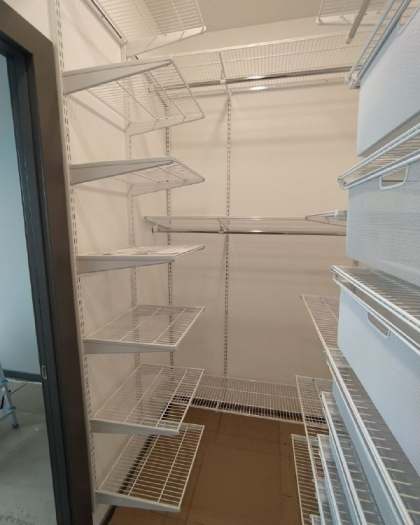 Белая П-образная гардеробная с выдвижными корзинами, ~1,8×2,2 м, фото 1