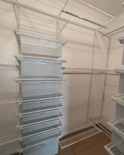 Белая П-образная гардеробная с выдвижными корзинами, ~1,8×2,2 м, фото 3