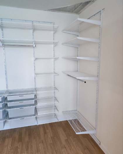 Белая П-образная гардеробная с выдвижными корзинами, ~3×2,1 м, фото 3