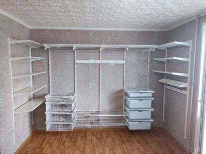 Белая П-образная гардеробная с выдвижными корзинами, ~2,7×2 м, фото 1