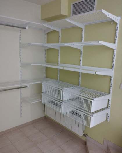 Белая П-образная гардеробная с выдвижными корзинами, ~2,4×2 м, фото 1