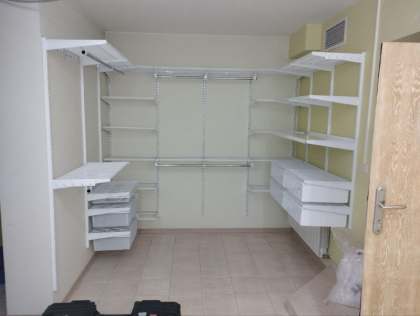 Белая П-образная гардеробная с выдвижными корзинами, ~2,4×2 м, фото 3