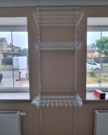 Белая П-образная гардеробная с выдвижными корзинами, ~2,5×3,2 м, фото 3