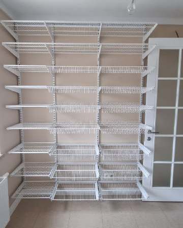 Белая П-образная гардеробная с выдвижными корзинами, ~2,5×3,2 м, фото 4