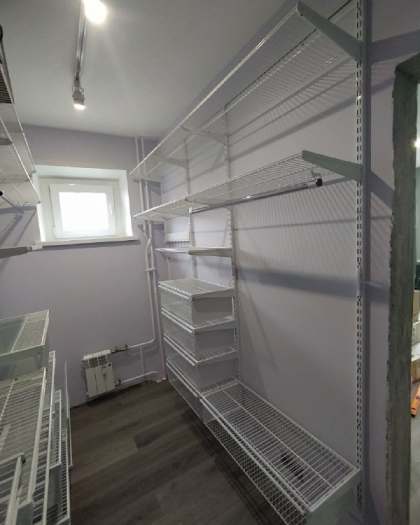 Белая П-образная гардеробная с выдвижными корзинами, фото 1