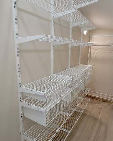 Белая П-образная гардеробная с выдвижными корзинами, ~1,8×2,5 м, фото 3