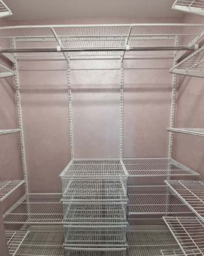 Белая П-образная гардеробная с выдвижными корзинами, ~2×1,8 м, фото 1