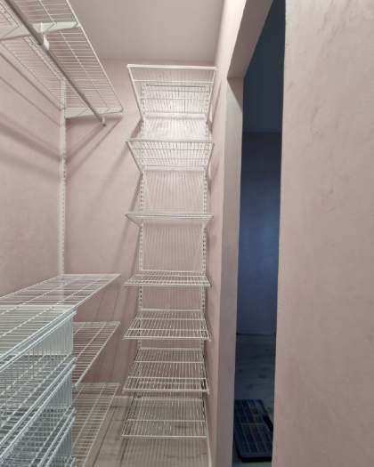 Белая П-образная гардеробная с выдвижными корзинами, ~2×1,8 м, фото 3