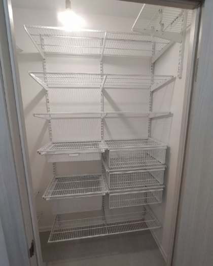 Белая П-образная гардеробная с выдвижными корзинами, ~1,2×1,5 м, фото 1