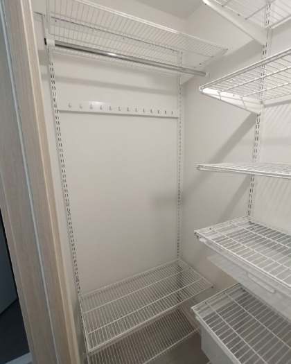 Белая П-образная гардеробная с выдвижными корзинами, ~1,2×1,5 м, фото 2