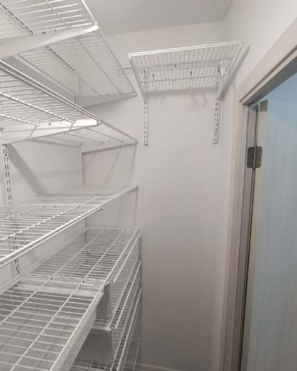 Белая П-образная гардеробная с выдвижными корзинами, ~1,2×1,5 м, фото 3