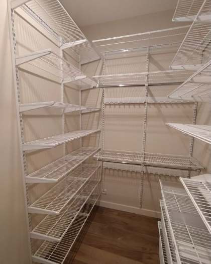 Белая П-образная гардеробная с выдвижными корзинами, ~2,4×1,8 м, фото 1