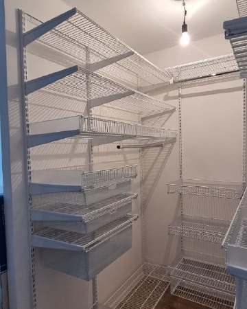 Белая П-образная гардеробная с выдвижными корзинами, ~1,5×2 м, фото 1