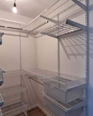 Белая П-образная гардеробная с выдвижными корзинами, ~1,5×2 м, фото 2