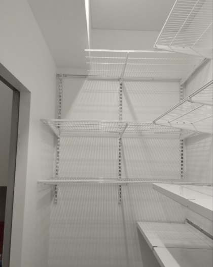Белая П-образная гардеробная с выдвижными корзинами, ~1,5×2,1 м, фото 1