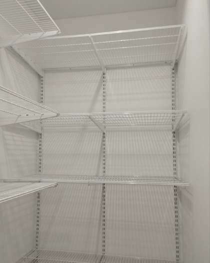Белая П-образная гардеробная с выдвижными корзинами, ~1,5×2,1 м, фото 2