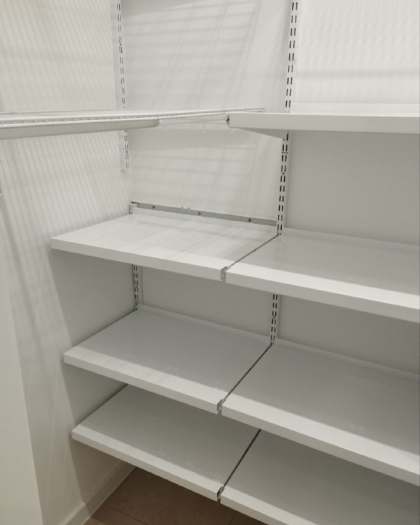 Белая П-образная гардеробная с выдвижными корзинами, ~1,5×2,1 м, фото 6