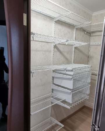 Белая П-образная гардеробная с выдвижными корзинами, ~1,1×1,8 м, фото 1