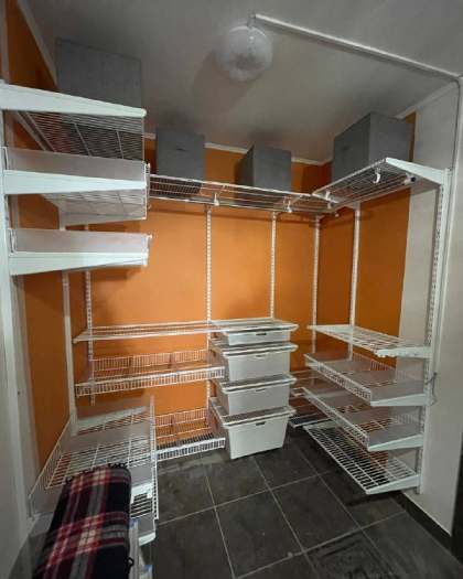 Белая П-образная гардеробная с выдвижными корзинами, ~1,7×1,6 м, фото 1