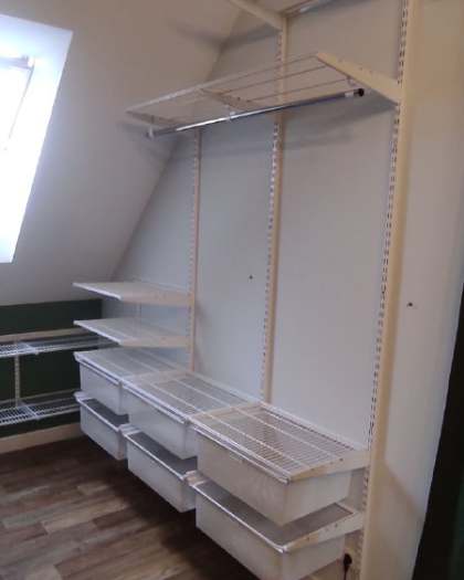 Белая П-образная гардеробная с выдвижными корзинами, ~1,8×2,4 м, фото 3