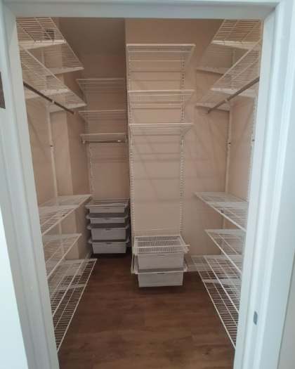 Белая П-образная гардеробная с выдвижными корзинами, ~2,4×2 м, фото 4