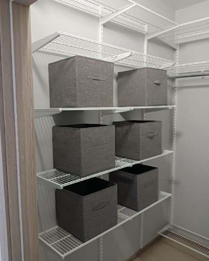 Белая П-образная гардеробная с выдвижными корзинами, ~2,1×2 м, фото 4