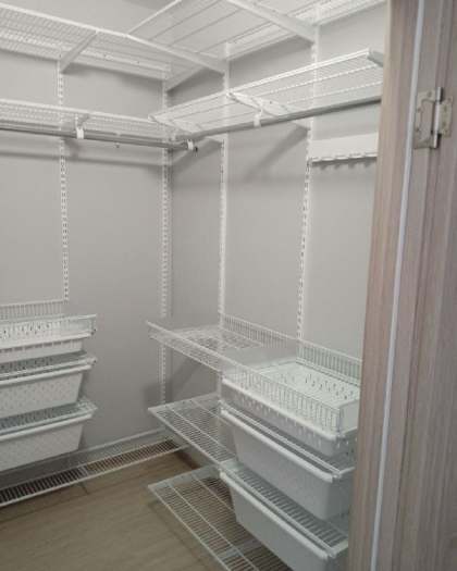 Белая П-образная гардеробная с выдвижными корзинами, ~2,1×2 м, фото 6