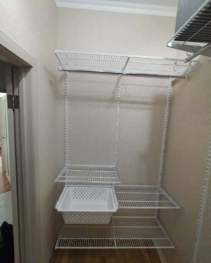 Белая П-образная гардеробная с выдвижными корзинами, ~1,8×1,5 м, фото 3