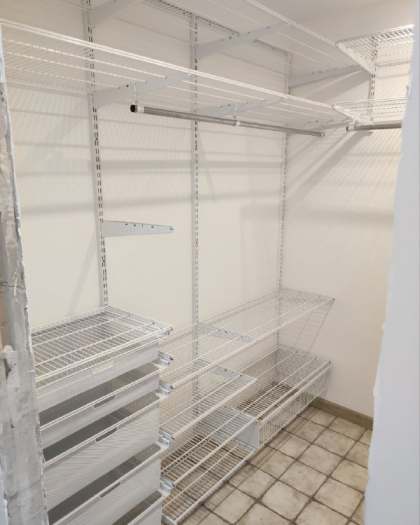 Белая П-образная гардеробная с выдвижными корзинами, ~1,6×2,1 м, фото 1