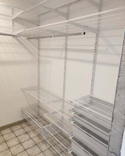 Белая П-образная гардеробная с выдвижными корзинами, ~1,6×2,1 м, фото 3