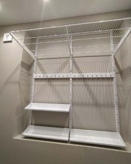Белая П-образная гардеробная с выдвижными корзинами, ~1,8×2 м, фото 3