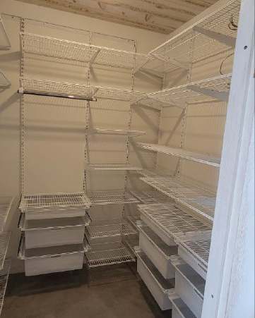 Белая П-образная гардеробная с выдвижными корзинами, ~1,6×2 м, фото 2